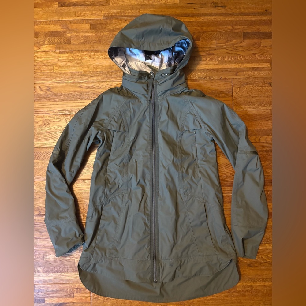 Lululemon Women’s rain jacket - rare!